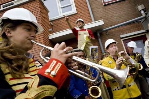 foto steltloper en straatorkest